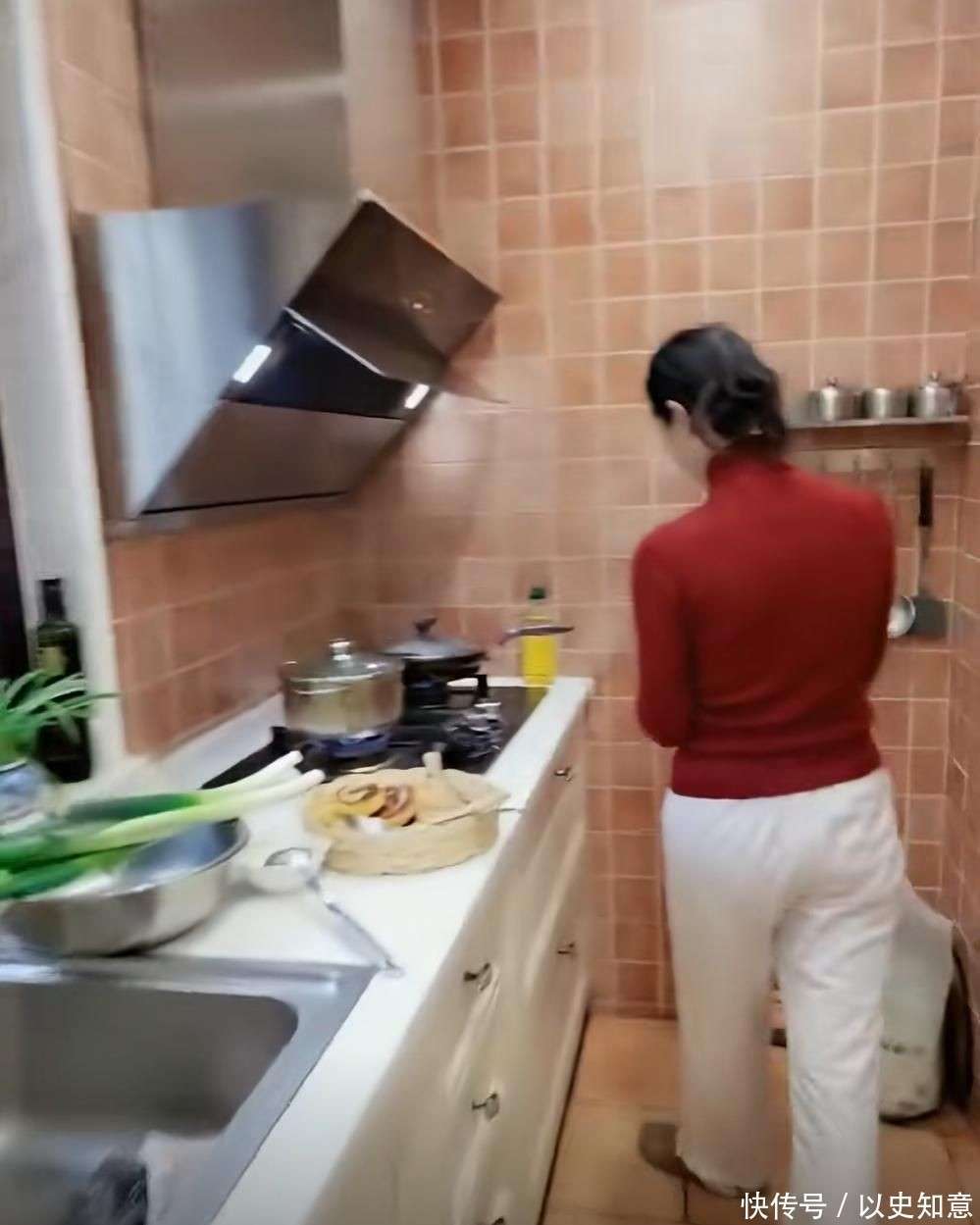 做饭颠勺打蛋样样精通二婚老公年轻帅气尊龙凯时网站59岁于文华在北京别墅(图2)