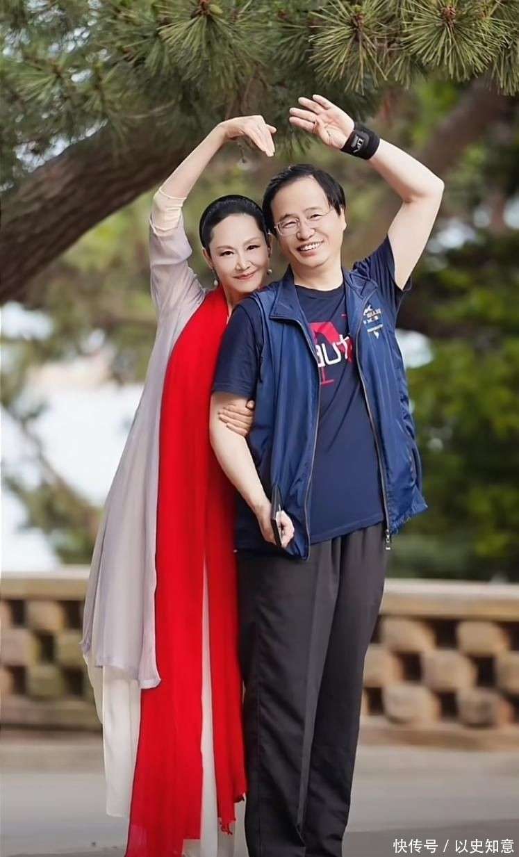 做饭颠勺打蛋样样精通二婚老公年轻帅气尊龙凯时网站59岁于文华在北京别墅(图3)