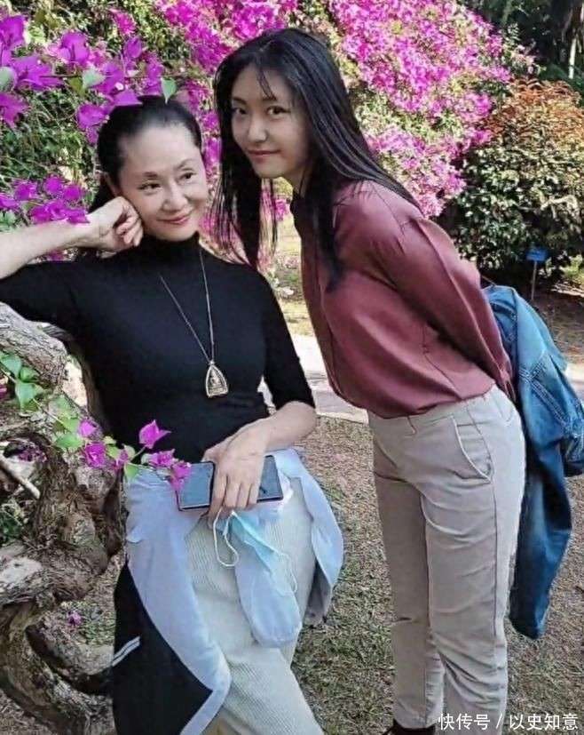 做饭颠勺打蛋样样精通二婚老公年轻帅气尊龙凯时网站59岁于文华在北京别墅(图5)