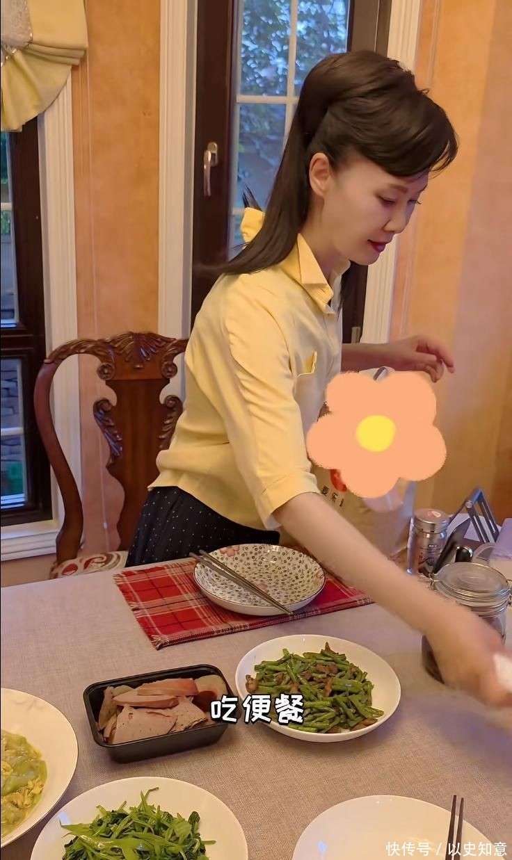 做饭颠勺打蛋样样精通二婚老公年轻帅气尊龙凯时网站59岁于文华在北京别墅(图6)