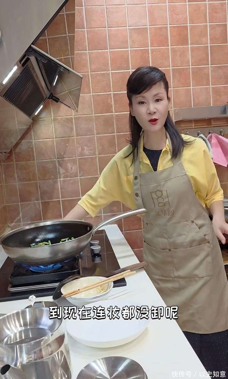 做饭颠勺打蛋样样精通二婚老公年轻帅气尊龙凯时网站59岁于文华在北京别墅(图8)