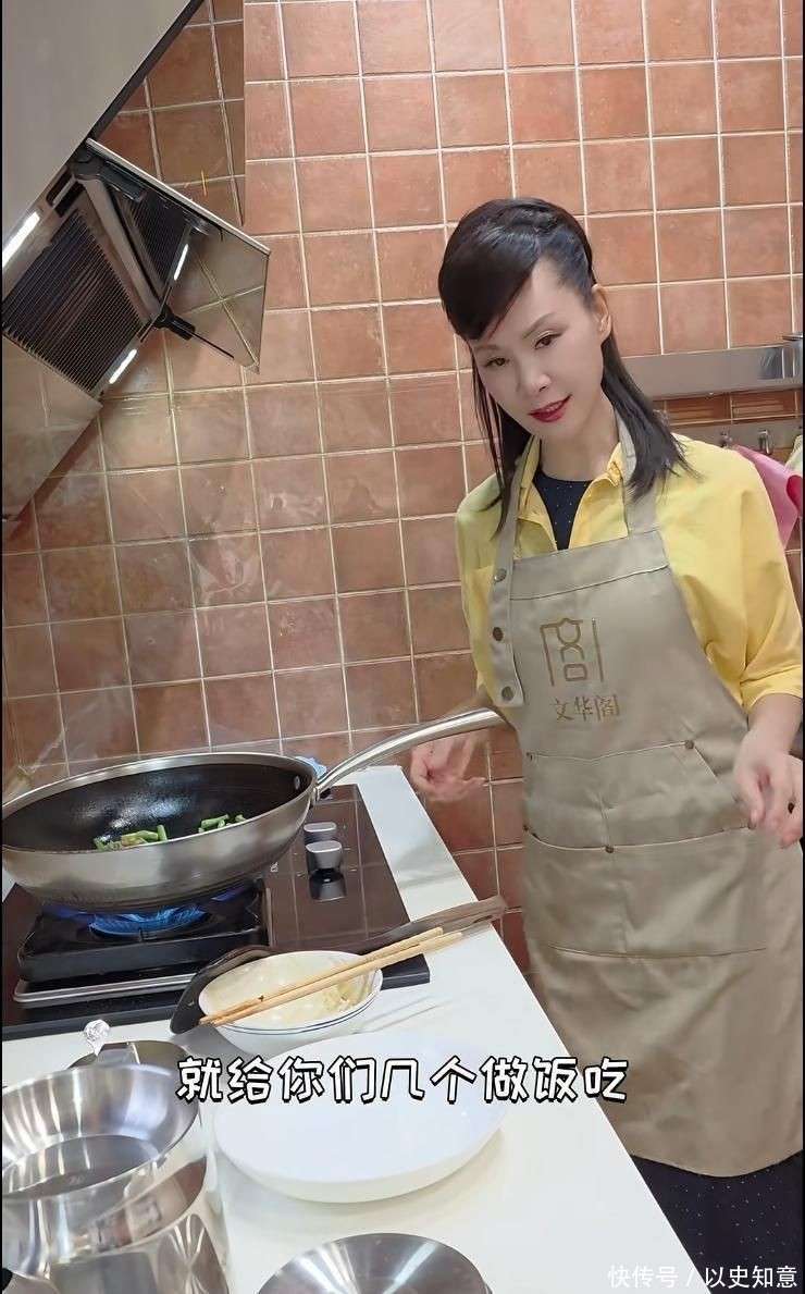 做饭颠勺打蛋样样精通二婚老公年轻帅气尊龙凯时网站59岁于文华在北京别墅(图9)