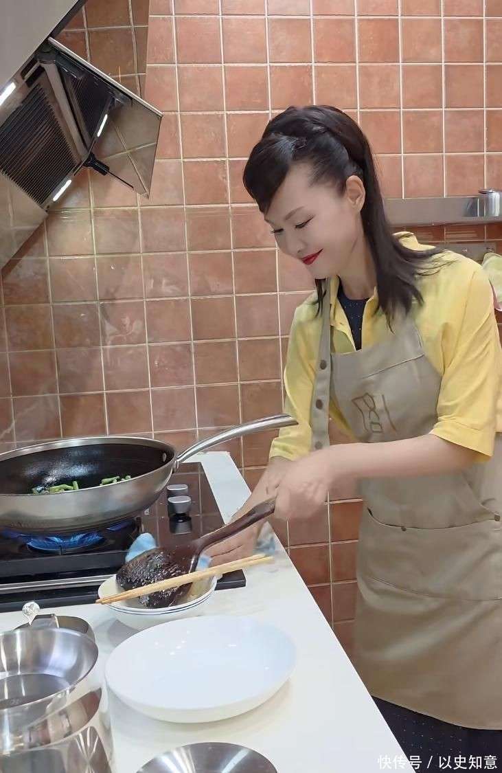 做饭颠勺打蛋样样精通二婚老公年轻帅气尊龙凯时网站59岁于文华在北京别墅(图10)