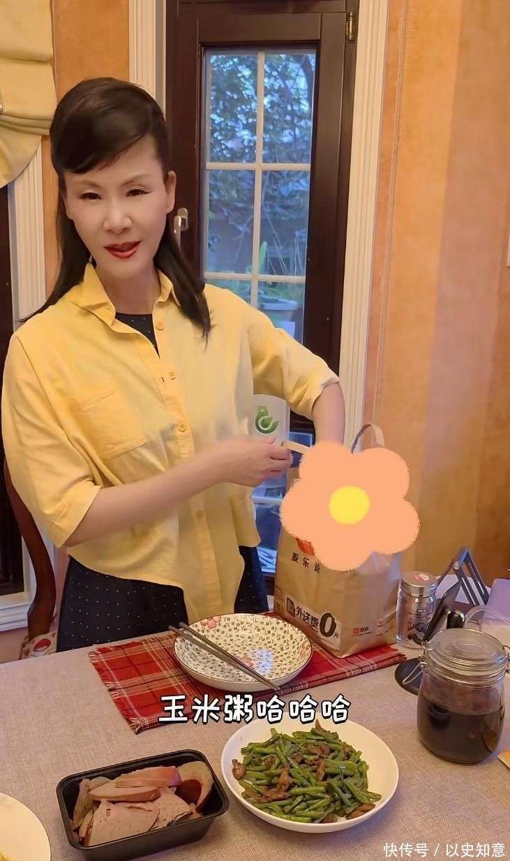 做饭颠勺打蛋样样精通二婚老公年轻帅气尊龙凯时网站59岁于文华在北京别墅(图13)